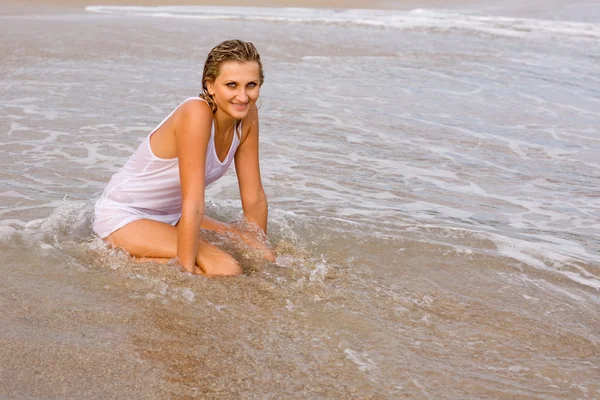 Chica rubia joven en la playa — Foto de Stock