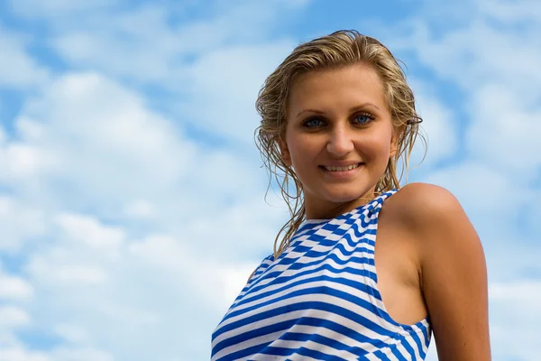 Giovane donna in gilet a righe da marinaio — Foto Stock