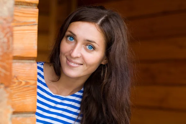 Portret uśmiechający się niebieskooka brunetka — Zdjęcie stockowe