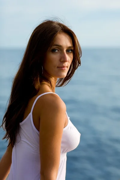 Vacker flicka vid havet. — Stockfoto