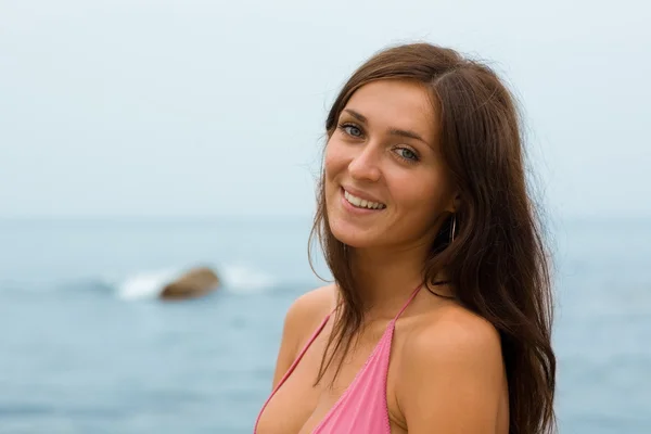 해변에서 웃는 아름 다운 소녀 — 스톡 사진