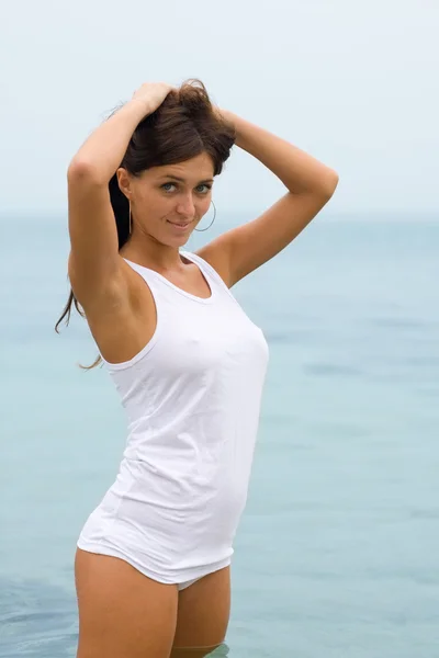 Dívka v bílé košili v moři — Stock fotografie