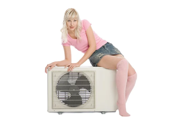 Mooi meisje met de air conditioner. — Stockfoto