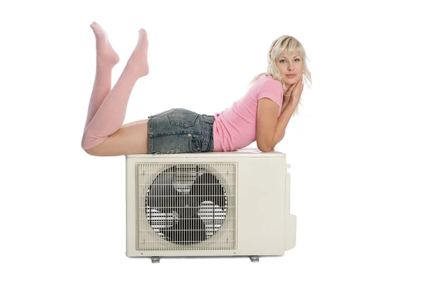 Mooi meisje met de air conditioner. — Stockfoto