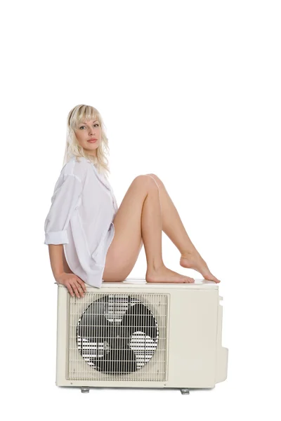 Mooi meisje met een nieuwe air conditioner. — Stockfoto