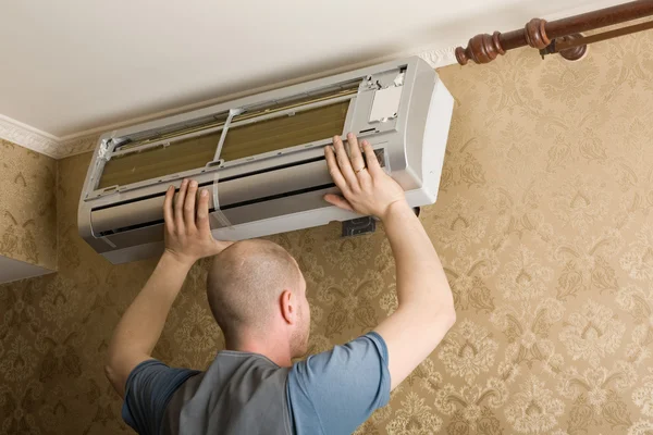 Τεχνικός εγκαθιστά ένα νέο αέρα νόμος conditioner στο διαμέρισμα — Φωτογραφία Αρχείου