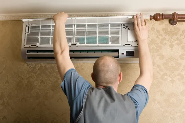 Ajustador sistema de ar condicionado define um novo ar condicionado — Fotografia de Stock