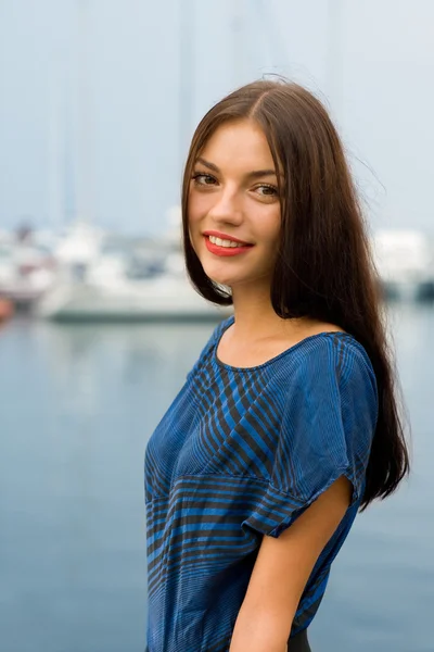 Beautiful girl on the waterfront — Stock Photo, Image