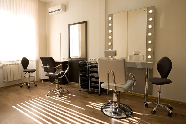 Moderna salongen make-up artist och frisör — Stockfoto