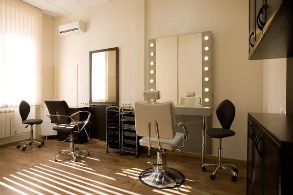 Modern salon make-up artist and hairdresser. — Stock Photo, Image