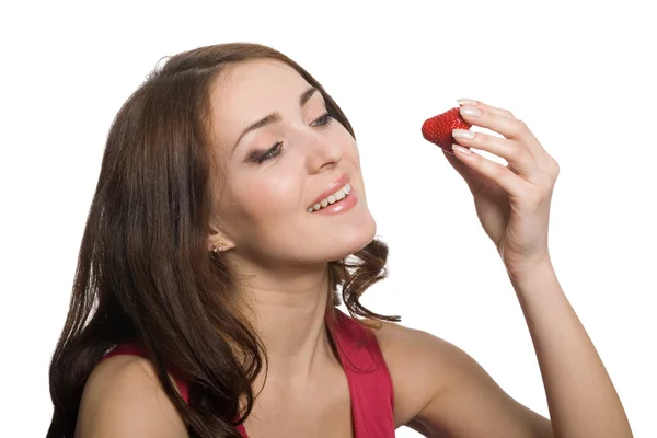 Jovem mulher comendo um morango vermelho fresco — Fotografia de Stock