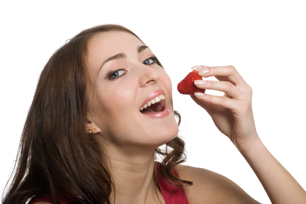 新鮮な赤いイチゴを食べる若い女性 — ストック写真