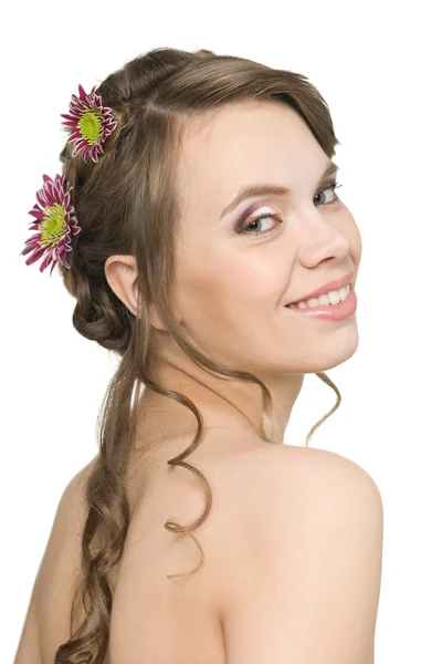 Menina sorridente com flores em seu cabelo — Fotografia de Stock