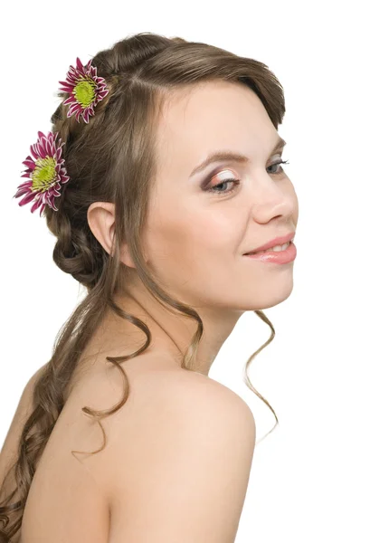自分の髪に花を持つ少女の笑顔 — ストック写真