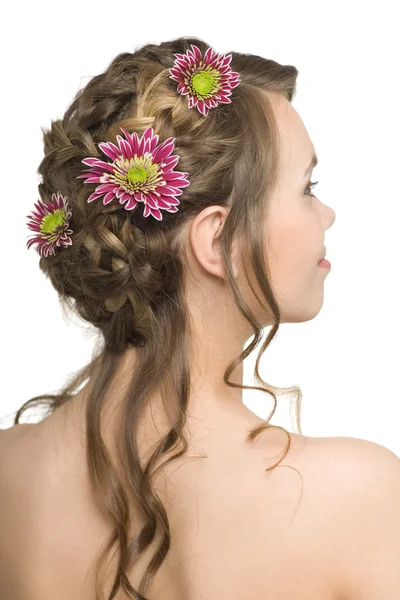 Genç kadının saçlarını çiçeklerle — Stok fotoğraf