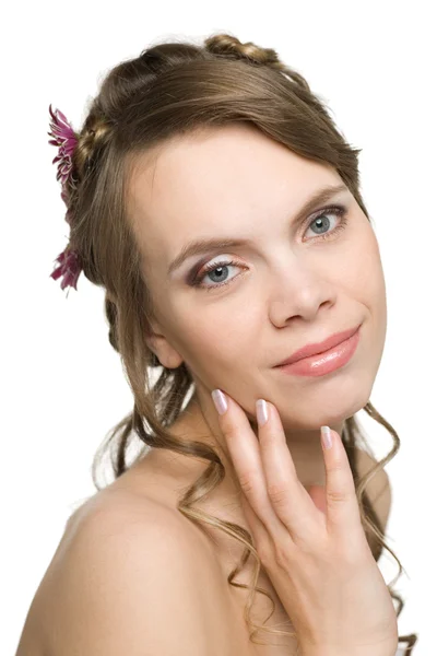 Usměvavá dívka s květinami ve vlasech — Stock fotografie