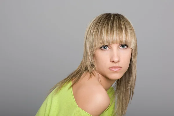 Vonzó szőke lány egy divatos frizurával — Stock Fotó
