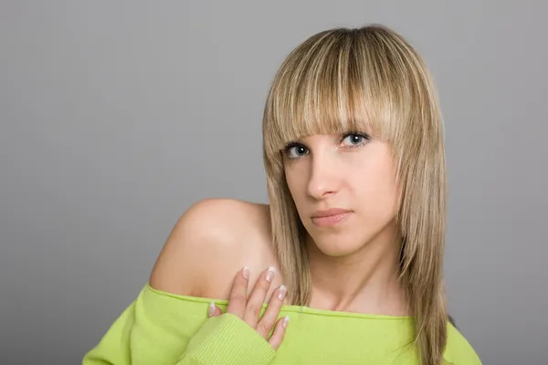 Attraktive blonde Mädchen mit einer modischen Frisur — Stockfoto