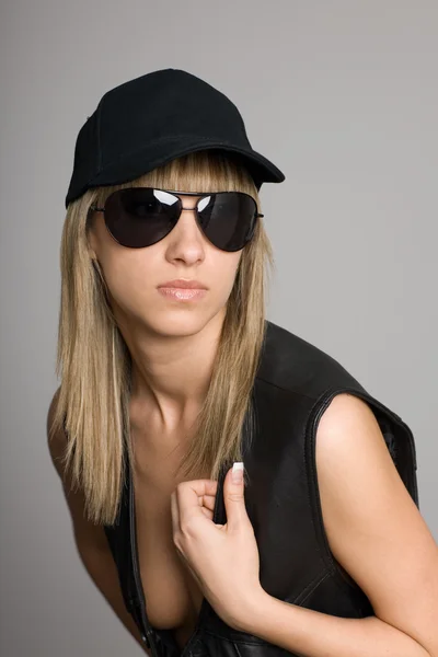 Snygg blond tjej i en solglasögon — Stockfoto