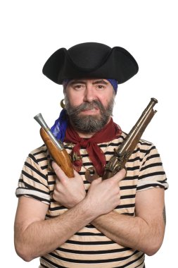 tricorn şapkalı bir tüfek ile sakallı korsan
