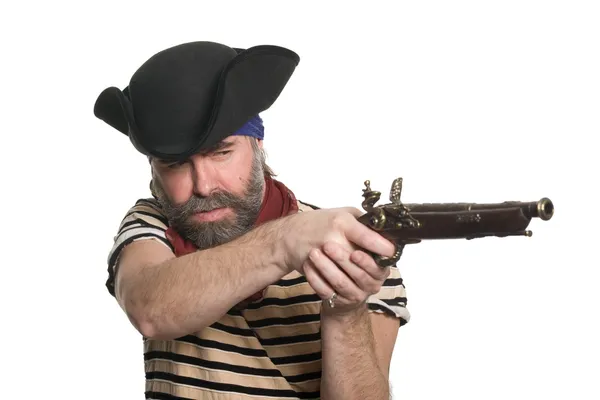 Pirata en sombrero de tricornio con un mosquete — Foto de Stock