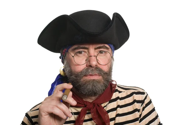 Bebaarde piraat een sigaar roken. — Stockfoto