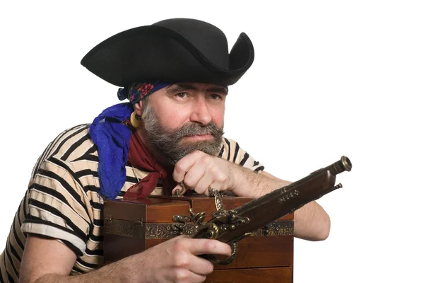 Pirate avec un mousquet tenant un coffre — Photo