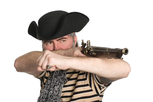 Pirate schiet een musket — Stockfoto