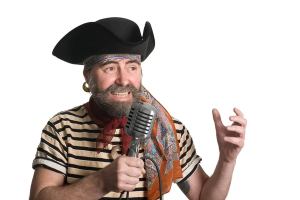 Певец в костюме пирата поет микрофон . — стоковое фото
