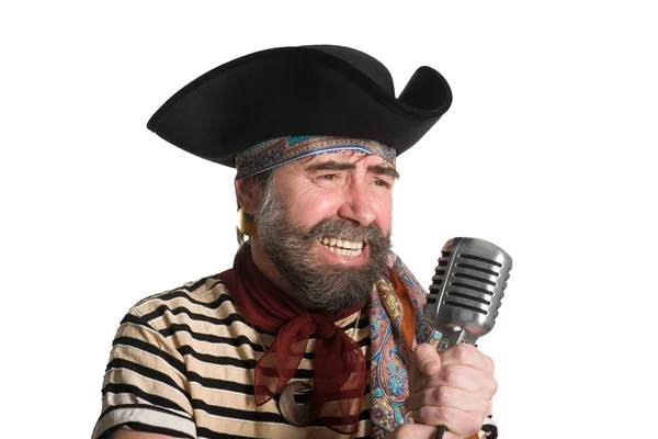 Pirat piosenkarka śpiewa w stary mikrofon. — Zdjęcie stockowe