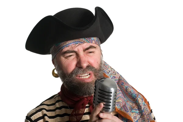 Cantante vestido de pirata de mar canta en micrófono — Foto de Stock