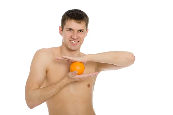 Улыбающийся молодой человек с апельсином . — стоковое фото