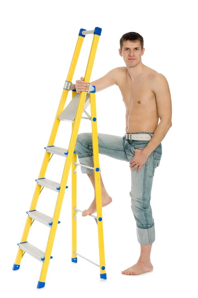 Jeune homme avec une échelle de stand . — Photo