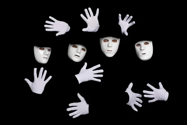 Equipe de jovens dançarinos break em máscaras — Fotografia de Stock