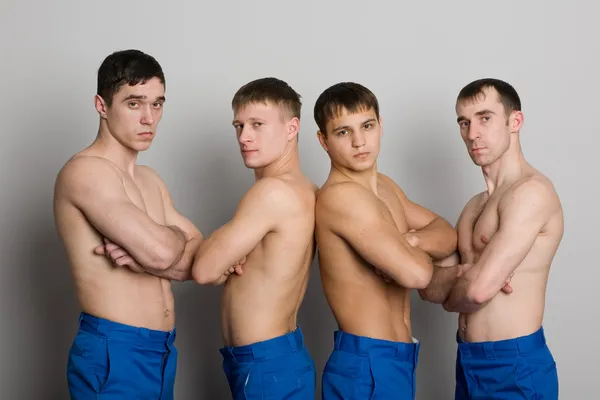 Grup genç adamların kas organları ile — Stok fotoğraf