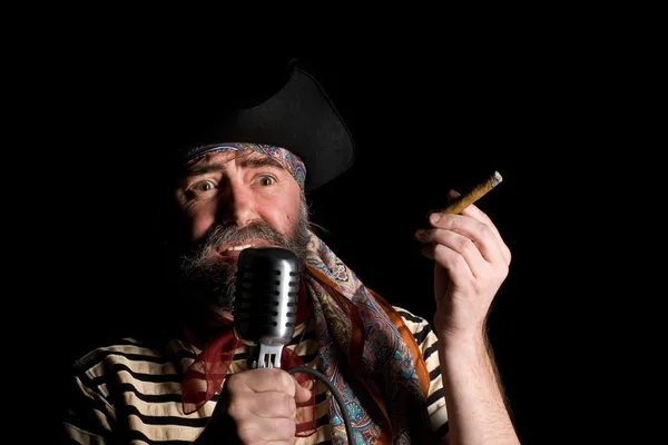 Piosenkarka ubrana jak pirat śpiewa do mikrofonu — Zdjęcie stockowe