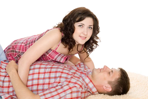 Gelukkige jonge paar in liefde omhelzing — Stockfoto