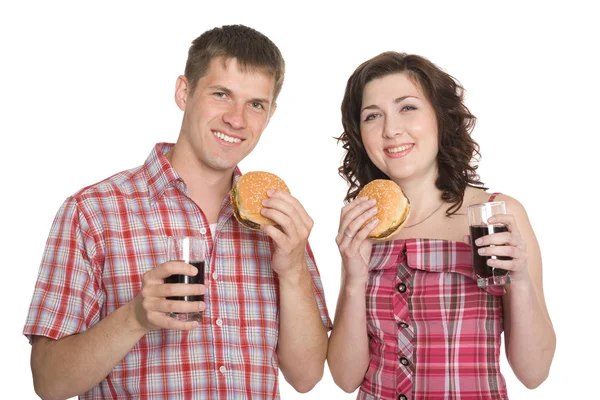 Glad tjej och en kille äter hamburgare — Stockfoto