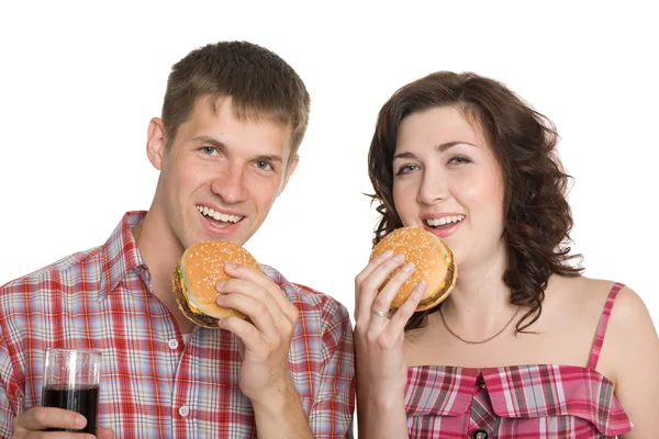 Menina e um cara comendo cheeseburgers — Fotografia de Stock