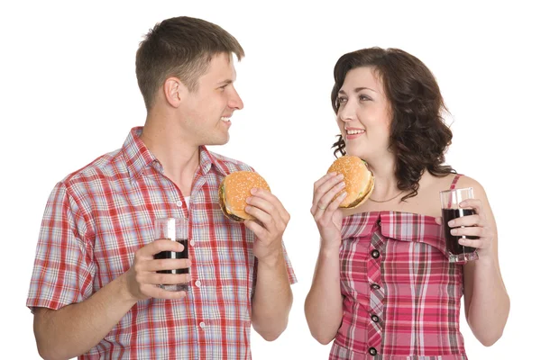 Menina e um cara comendo hambúrgueres — Fotografia de Stock