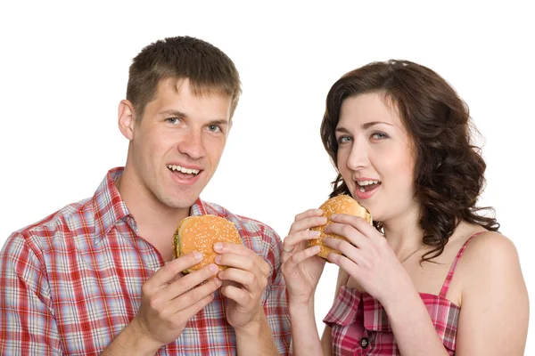 Menina e um cara comendo hambúrgueres — Fotografia de Stock