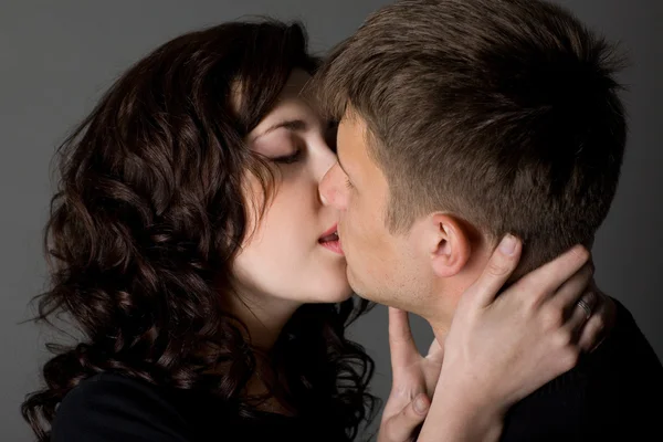 Девушка и парень целуются — стоковое фото