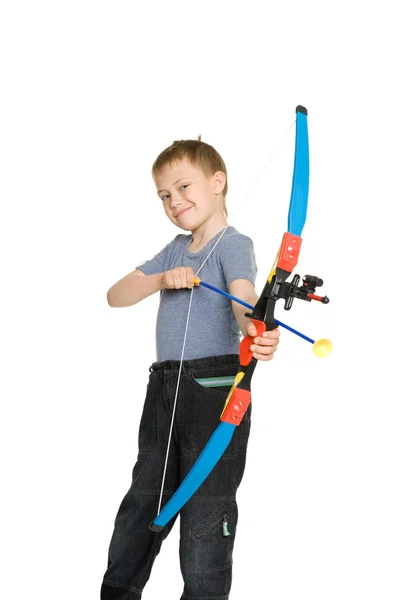 Улыбающийся мальчик со спортивным луком — стоковое фото