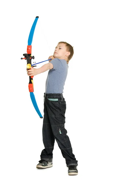 Loira menino atirando um arco — Fotografia de Stock