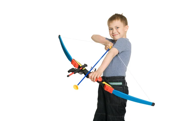 Jongen-pijlen met een boog voor kinderen. — Stockfoto
