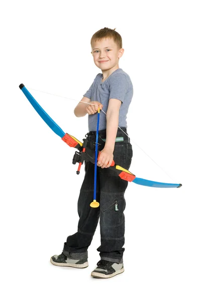 Junge schießt einen Bogen — Stockfoto