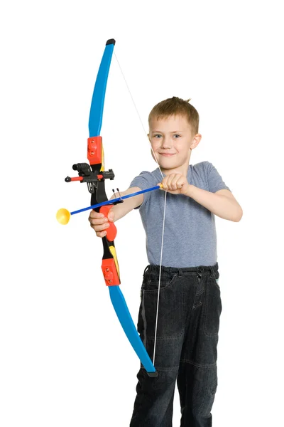 Улыбающийся мальчик со спортивным луком — стоковое фото