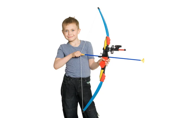 Leende pojke håller en sbow — Stockfoto