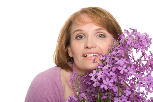 Kır çiçekleri ile gülümseyen kadın — Stok fotoğraf