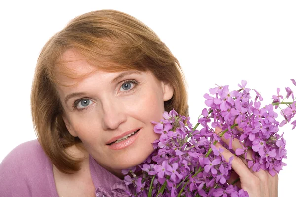 Portret vrouw met wilde bloemen. — Stockfoto